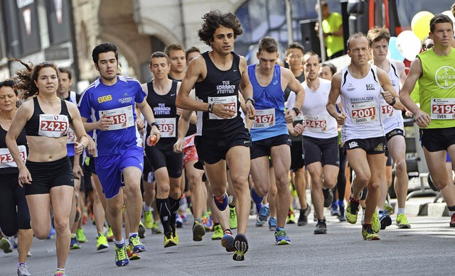 Omar Tareq (Mitte) vom TuS Lrrach-Stetten gewann den 10,3-Kilometerlauf   | Foto: Juri Junkov