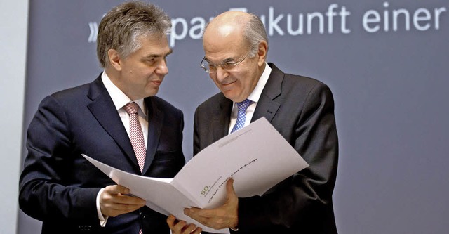 Ludwig Theodor Heuss (links)  berreic...tshofs Vassilios Skouris die Urkunde.   | Foto: dpa