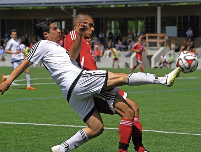 Halil Nazli (FVLB II, rot) stoppt   Salvatore   di Mattia (Wittlingen)  | Foto: Schn