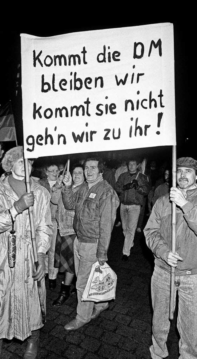 Klare Botschaft Richtung Westen: Monta...onstranten im Februar 1990 in Leipzig   | Foto: dpa