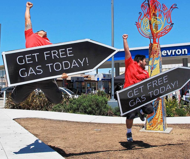 Hpfende Werbung fr die Tankstelle: G...) und Danny Partida  in San Francisco  | Foto: dpa