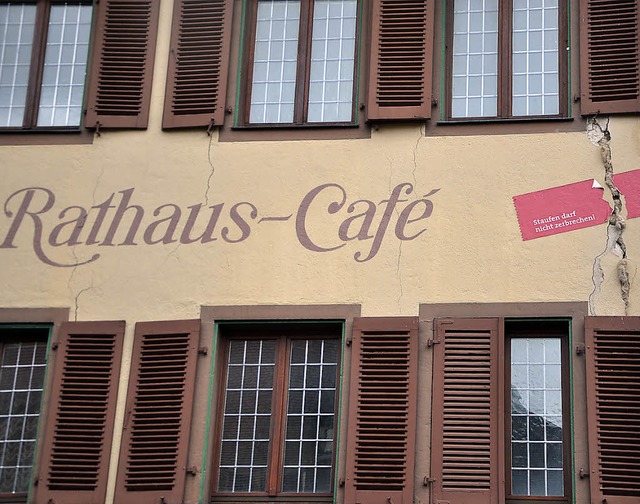 Das Rathaus-Caf hat eine gemeinsame W...mpf gegen die Risse schwieriger macht.  | Foto: Archivfoto: Rainer Ruther