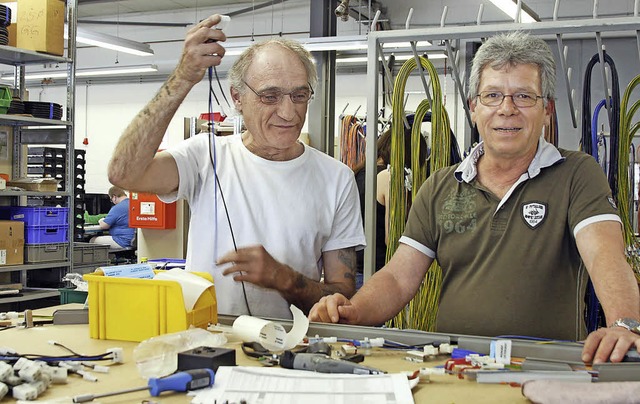 Ein Beschftigter (links) beim Verkabe...schinen, mit Gruppenleiter Udo Brandt   | Foto: Heidi Fssel