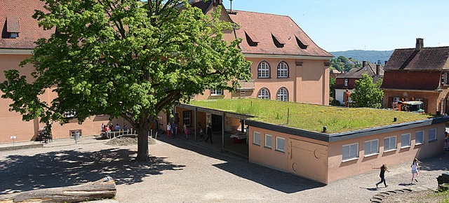 Blick auf den Schulhof am Montag: Das ...alte Linde wird der Neubau errichtet.   | Foto: Klaus Fischer