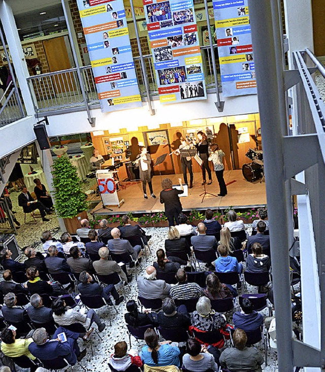 Im Zeichen der 50: Die Festgesellschaf...n Geburtstag der Alemannen-Realschule.  | Foto: A. Huber