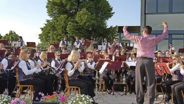Ein Orchester bildeten die Musiker aus...e anlsslich des  Open-Air-Konzertes.   | Foto: Grttinger