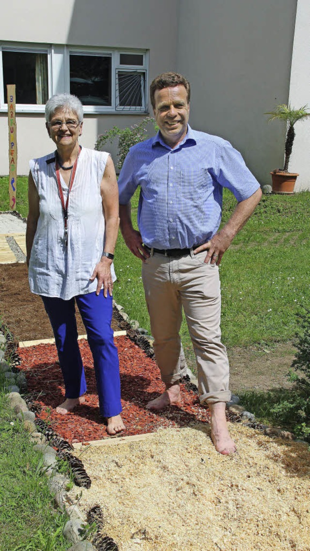 Dorothea Roschig und Michael Schreiner auf dem  Barfupfad  | Foto: Monika Weber