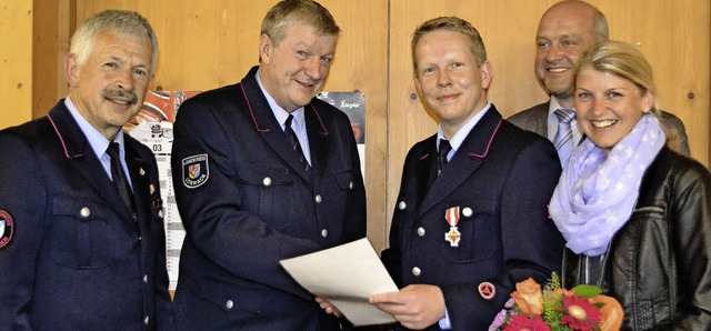 Feuerwehrkommandant Hans Leisinger fre...mone Keller gratulieren Rainer Keller.  | Foto: paul berger