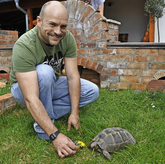 Andreas Hoffmann fttert Schildkrtenoma Susi mit Lwenzahn.   | Foto: Julius Steckmeister