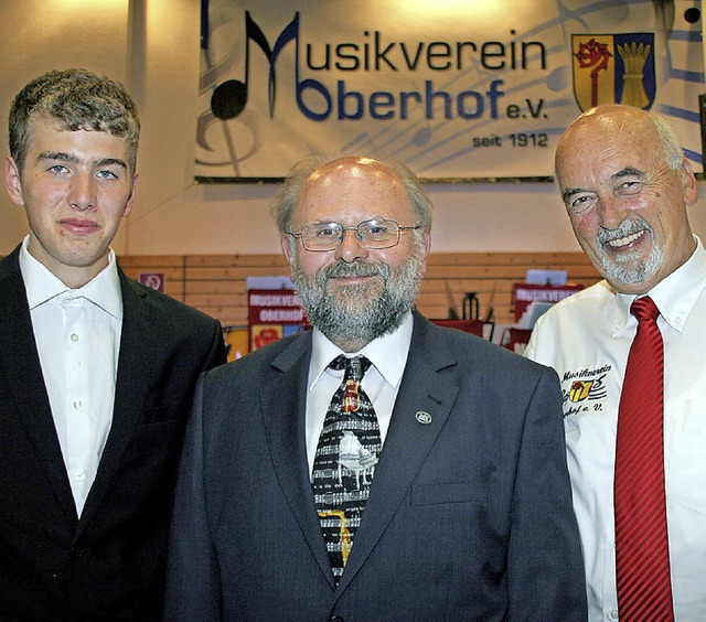 Drei Dirigenten fr ein  Konzert:  Jan...ofer Musiker in die Thimoshalle ein.    | Foto: Charlotte Frse