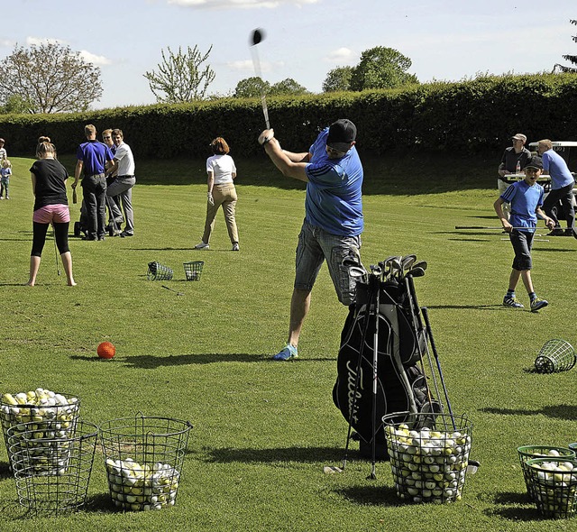 Beim Tag der offenen Tr im Golfclub &...nverbindlich mal einen Abschlag ben.   | Foto: Dietmar Noeske