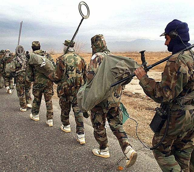 Afghanisches Minenrumteam   | Foto: dpa