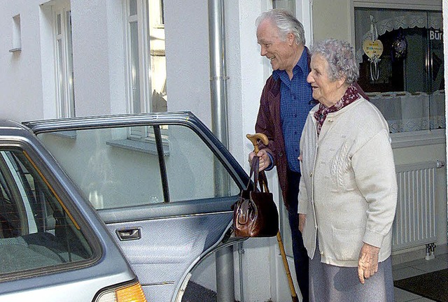Senioren helfen Senioren &#8211; ein G...Hol- und Bringdienst der Tagespflege.   | Foto: dpa/Gutjahr