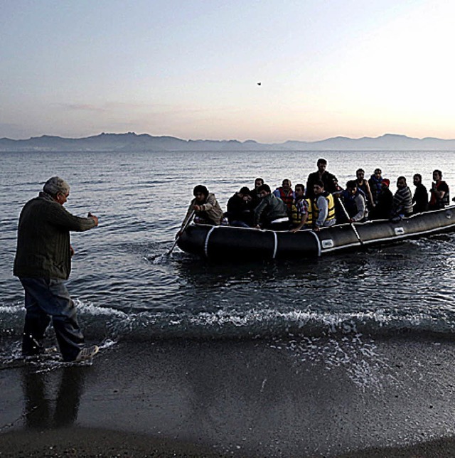 Syrische Flchtlinge bei ihrer Ankunft...der griechischen Insel Kos Anfang Mai   | Foto: dpa