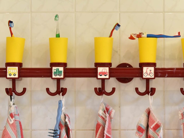 Unbenutzte Kinder-Zahnbrsten in einer...ie Erzieher und Erzieherinnen streiken  | Foto: dpa
