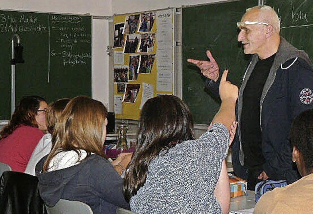 Die Schler hatten vielen Fragen an den Schriftsteller Jos F. Oliver.  | Foto: Susanne Gng