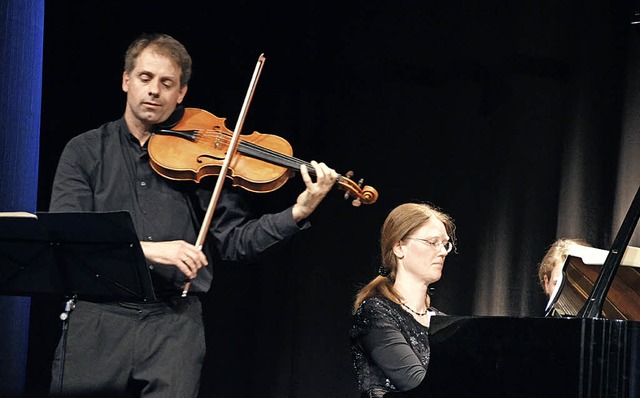 Sebastian Wohlfahrt (Viola) und Sabine...g ein Konzert in der Kumedi in Riegel.  | Foto: Ilona Hge