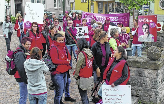 Rund 30 Erzieherinnen aus den Einricht...r Rathaus fr eine Lohnerhhung ein.    | Foto: Michael Pohl