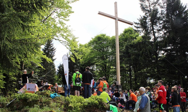 Auf dem Braunhrnle beim Berggottesdienst rund um das neue Kreuz.   | Foto: Bernd Fackler