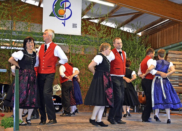 Die Volkstanzgruppe Biederbach unterhielt am Sonntagnachmittag.(  | Foto: Nikolaus Bayer