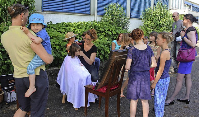 Sich   im Freien  die  Haare  schneide...von Jung  und Alt  gerne  angenommen.   | Foto: grziwa