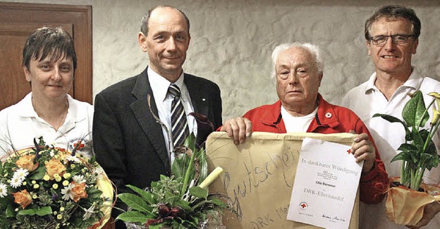 Der Vorsitzende des DRK-Ortsvereins, C...Markus Schchtele  und Otto Brmann.    | Foto: Josef Maier