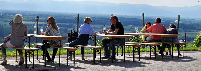 Die Besucher der Weinkost genossen nic...sblicke vom Ihringer Blankenhornsberg.  | Foto: Kai Kricheldorff