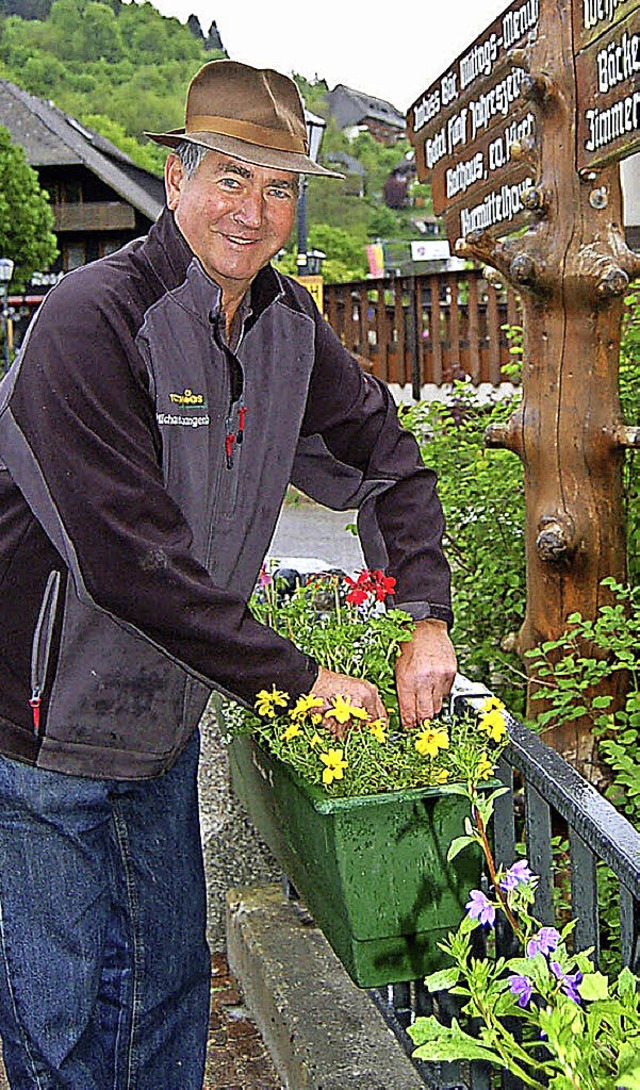 Gemeindegrtner Michael Spangenberg macht derzeit Todtmoos schner.  | Foto: hans-dieter folles