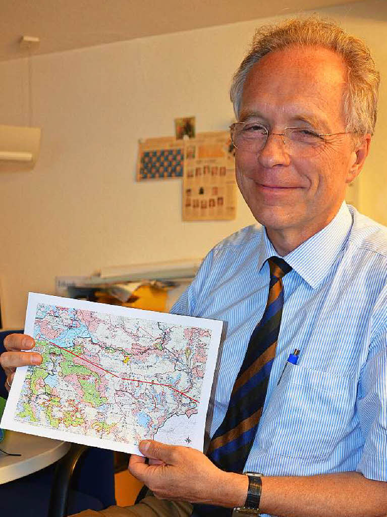 Kreisforstamtsleiter Helge von Gilsa hat auf einer Karte die Spur des Tornados eingezeichnet. Er sicherte der Stadt Bonndorf seine Unterstützung zu. Kreisforstamtsleiter Helge von Gilsa hat auf einer Karte die Spur des Tornados eingezeichnet. Er sicherte der Stadt Bonndorf seine Unterstützung zu.