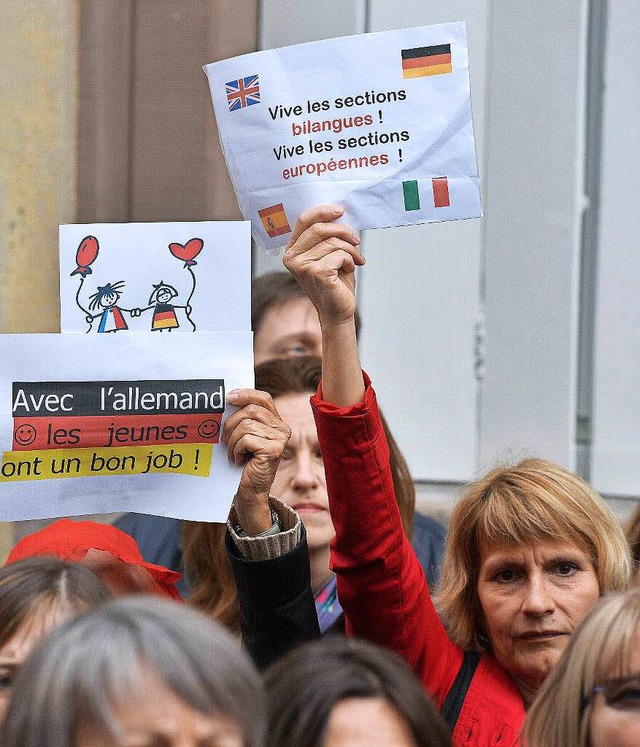 In Straburg demonstrieren Lehrer gegen weniger Deutschunterricht.   | Foto: AFP