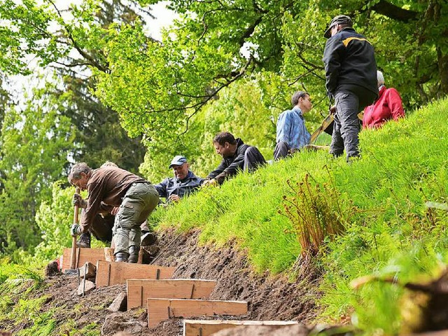 Fr den neuen Pfad legten die Freiwilligen an steilen Stellen auch Stufen an.  | Foto: Matthus Holleschovsky