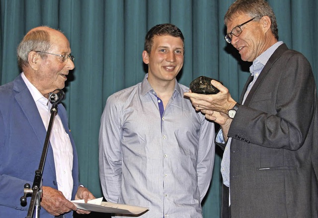 Paul Sauter (Mitte) gehrt nach einer ...anter gratulierten ihm dazu herzlich.   | Foto: Verein