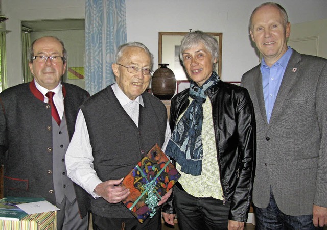 Zum 85. Geburtstag durfte Pfarrer i. R...und von Brgermeister Rdiger Ahlers.   | Foto: Manfred Lange