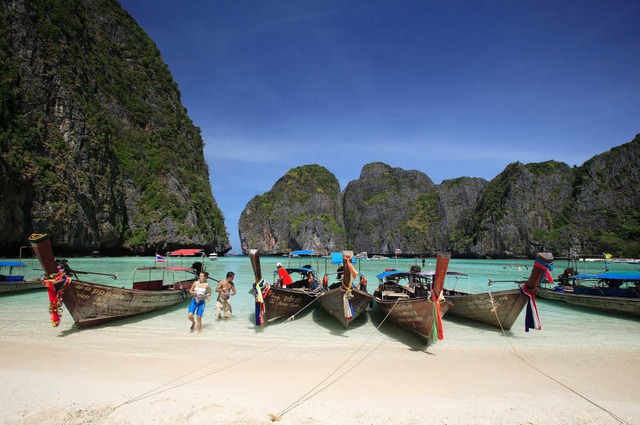 Dicht an dicht:In der Maya Bay auf Ko... Hauptsaison die Boote der Touristen.   | Foto: Tourism Authority of Thailand