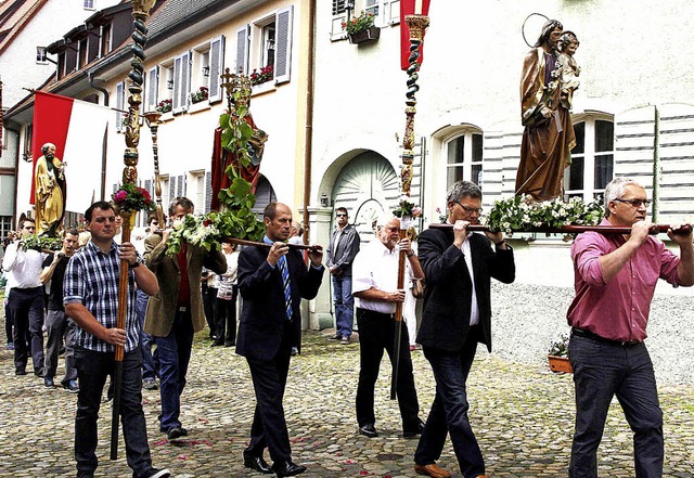 Die Statuen der Zunftheiligen der Hand...rkheim bei der Prozession mitgetragen.  | Foto: Trogus