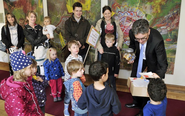 Eltern und Kinder haben am Mittwoch 16...terschriften an OB Salomon bergeben.   | Foto: Thomas Kunz