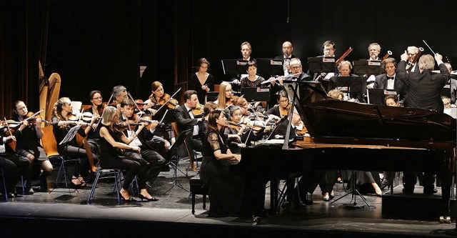 Eingebettet in die Klangwogen der Phil...t im Klavierkonzert von Edvard Grieg.   | Foto: Christoph Breithaupt