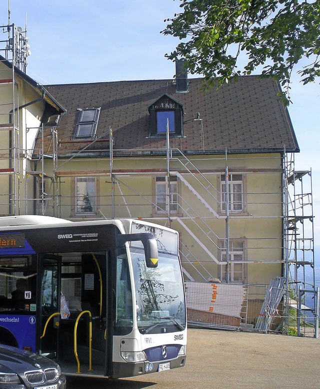 Der Bus vorm Blauenhaus, das derzeit renoviert wird.  | Foto: KANMACHER