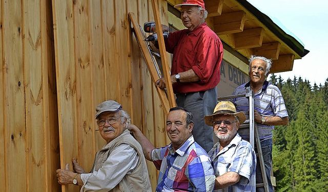 <Text>Krftig am Werkeln: Rentnerteam aus Friedenweiler</Text>  | Foto: Liane Schilling