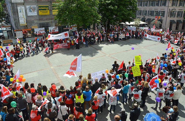 Fr die  Kundgebung versammelten sich ...ikenden auf dem Lrracher Marktplatz.   | Foto: Susanne Ehmann