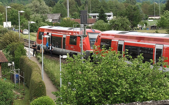 Hlt auerhalb des Bahnhofes in Schwr...steigen zu lassen:  eine Regionalbahn   | Foto:  Herbert Fingerlin
