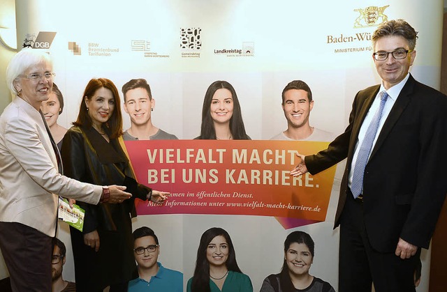 Gudrun Heute-Bluhm, Bilkay ney und Fr...on (von links) vor dem Kampagnenplakat  | Foto: ingo ScHneider