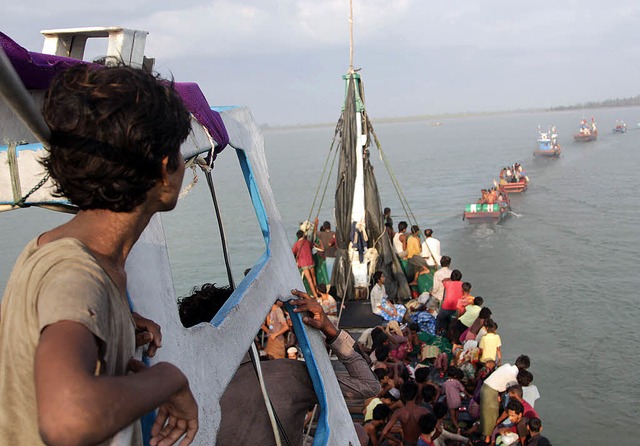 Ein Fischer aus Indonesien  nimmt ein Flchtlingsboot in Schlepptau.   | Foto: AFP