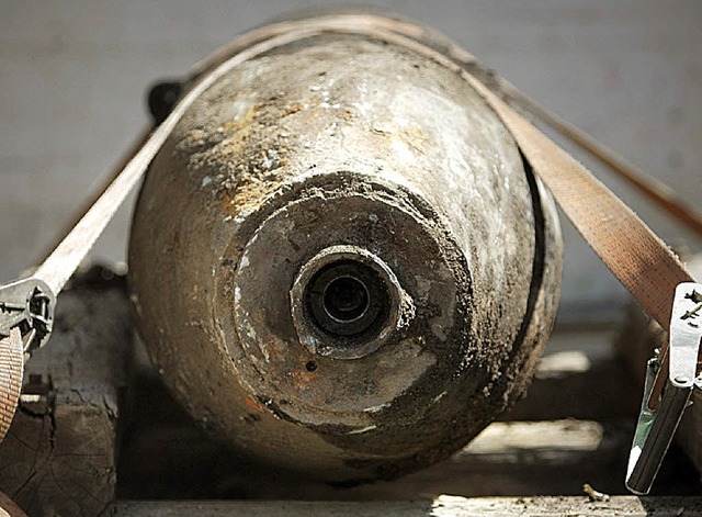 Das Archivbild zeigt eine Fliegerbombe, die aus dem Zweiten Weltkrieg stammt.   | Foto: dpa