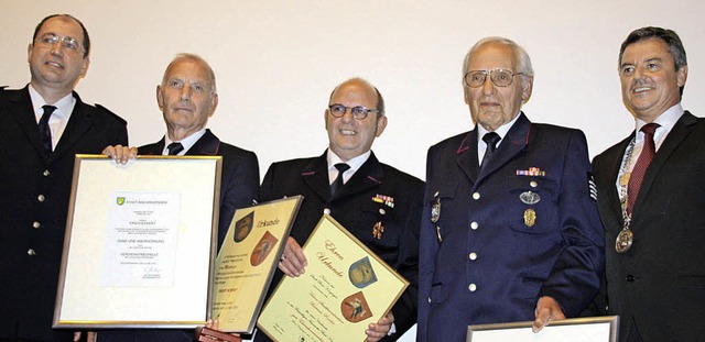 Kommandant Jrgen Bleile (links) und B...r ihre Verdienste bei der Feuerwehr.   | Foto: Katja Mielcarek