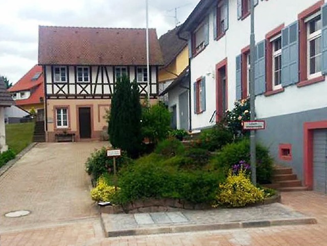 Schner und Treffpunkt werden: der Dorfplatz in Wallburg.  | Foto: Konnegen