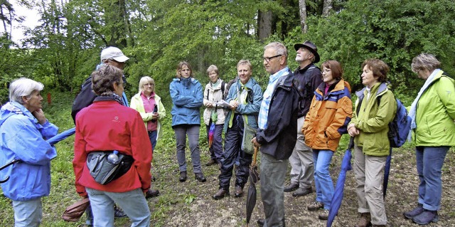 Gerhard Kehl (Mitte) berichtet von vie...lfsaktion von 1945 gemeinsam feierten.  | Foto: Jutta Binner-Schwarz