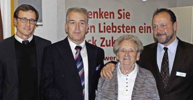 Fr 60 Jahre Wohnen bei der Baugenosse...iter, Frank Roser geehrt (von links).   | Foto: Antje Gessner