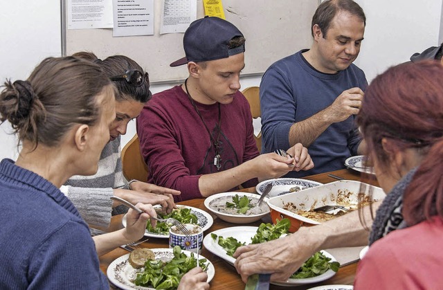 Die Kochkurs-Teilnehmer lieen es sich schmecken.   | Foto: Martin Hannig