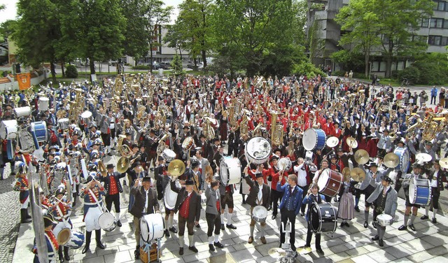 Zum Abschluss des Jubilumsfests bilde...e Kilometer die Musiker auch trennen.   | Foto: Privat